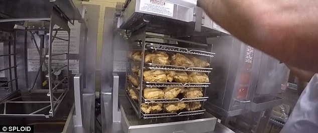  - “Đột nhập” khu bếp chế biến gà KFC (Hình 4).