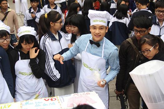  - 20/11: Ca sĩ Duy Khoa cùng học sinh làm bánh kem tri ân thầy cô (Hình 5).