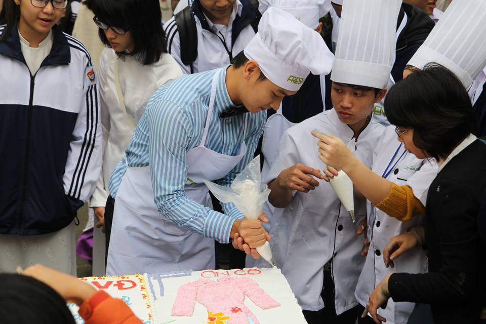  - 20/11: Ca sĩ Duy Khoa cùng học sinh làm bánh kem tri ân thầy cô