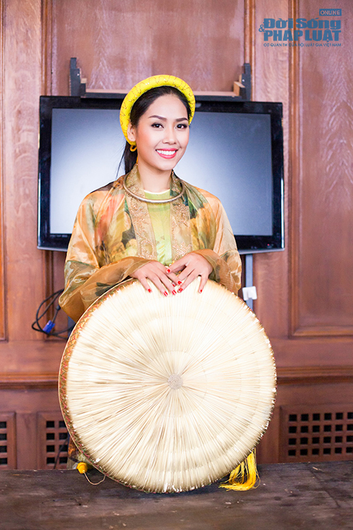 Chuyện làng sao - Nguyễn Thị Loan đẹp mê hồn trong bộ áo tứ thân tại Miss World (Hình 2).