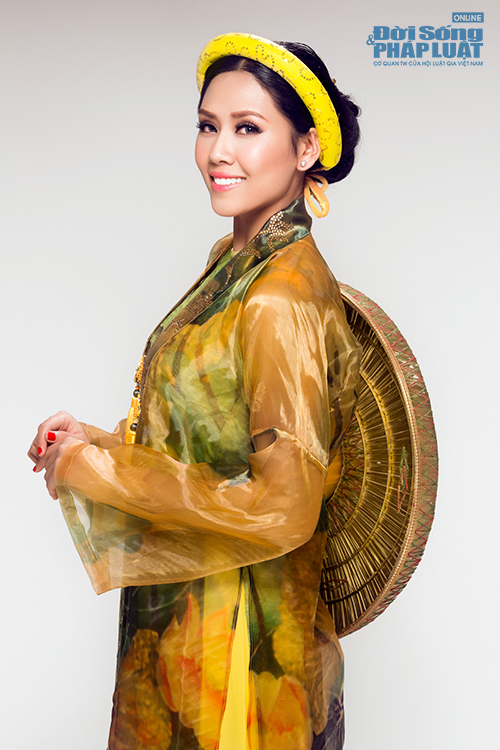 Chuyện làng sao - Nguyễn Thị Loan đẹp mê hồn trong bộ áo tứ thân tại Miss World (Hình 11).