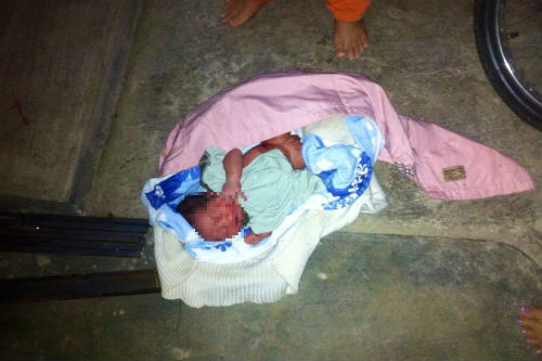  - Trẻ sơ sinh chưa cắt rốn bị bỏ rơi ở chùa Hội Phước