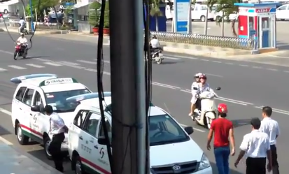 Cộng đồng mạng - Video: Tài xế taxi đánh nhau như phim hành động gây náo loạn phố 