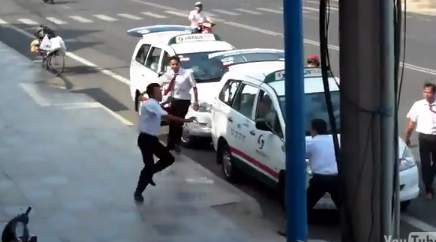 Cộng đồng mạng - Video: Tài xế taxi đánh nhau như phim hành động gây náo loạn phố (Hình 2).