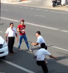 Cộng đồng mạng - Video: Tài xế taxi đánh nhau như phim hành động gây náo loạn phố (Hình 3).