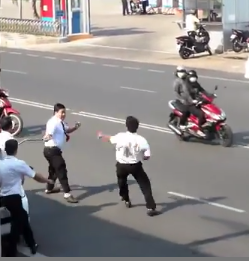 Cộng đồng mạng - Video: Tài xế taxi đánh nhau như phim hành động gây náo loạn phố (Hình 4).