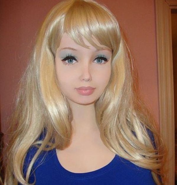 Cô nàng 9X phẫu thuật cơ thể để trở thành búp bê Barbie sống