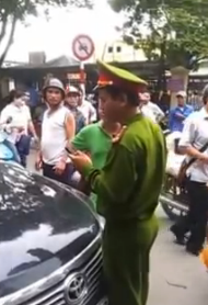 Cộng đồng mạng - Video: Tài xế yêu cầu chiến sĩ công an bắt xe về phường làm việc