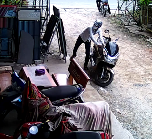  - Video: Đạo chích trộm xe PCX nhanh như 'chảo chớp' (Hình 3).