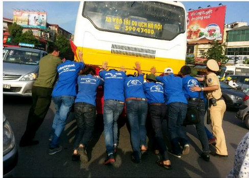 Hình ảnh đẹp: Tình nguyện viên đẩy xe bus chết máy giữa đường