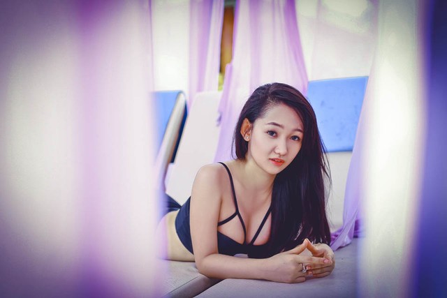 Cộng đồng mạng - Hot girl bán báo “cởi áo” thách thức MC Trấn Thành dội nước đá (Hình 4).