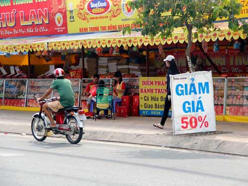 Thị trường - Cửa hàng ế ẩm, bánh Trung thu hạ giá sớm (Hình 4).