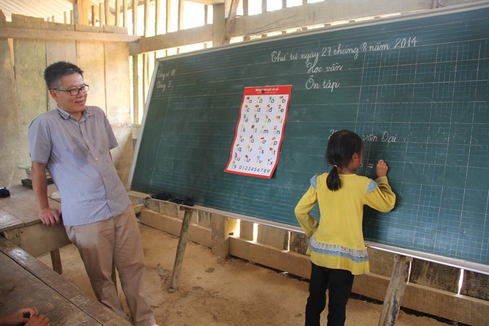 GS. Ngô Bảo Châu đi dép tổ ong dạy học cho trẻ em vùng cao