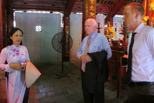  - Thượng nghị sĩ Mỹ John McCain bất ngờ thăm Văn Miếu, Quốc Tử Giám
