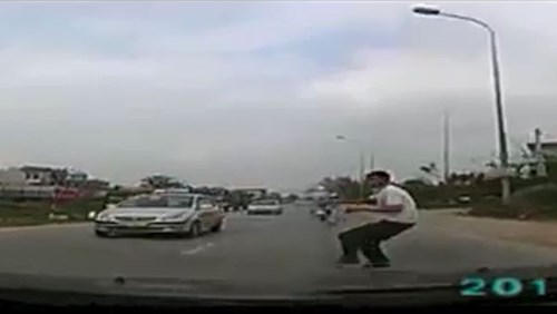 Cộng đồng mạng - Clip: Người đàn ông cố tình lao đầu vào ô tô đang chạy