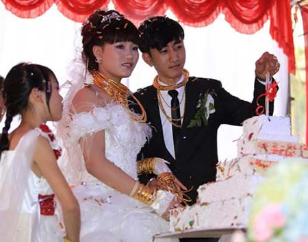 Cộng đồng mạng - Dân mạng 'lác mắt' với đám cưới khủng đầy vàng ở Hà Tĩnh