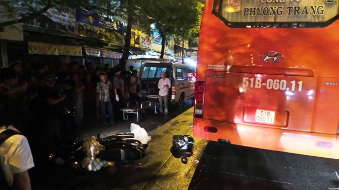 Người chở hàng chết thảm dưới bánh xe khách giữa Sài Gòn