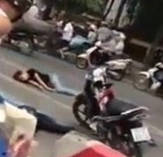 Bàng hoàng cảnh thiếu nữ nằm co giật liên tục giữa phố Hà Nội