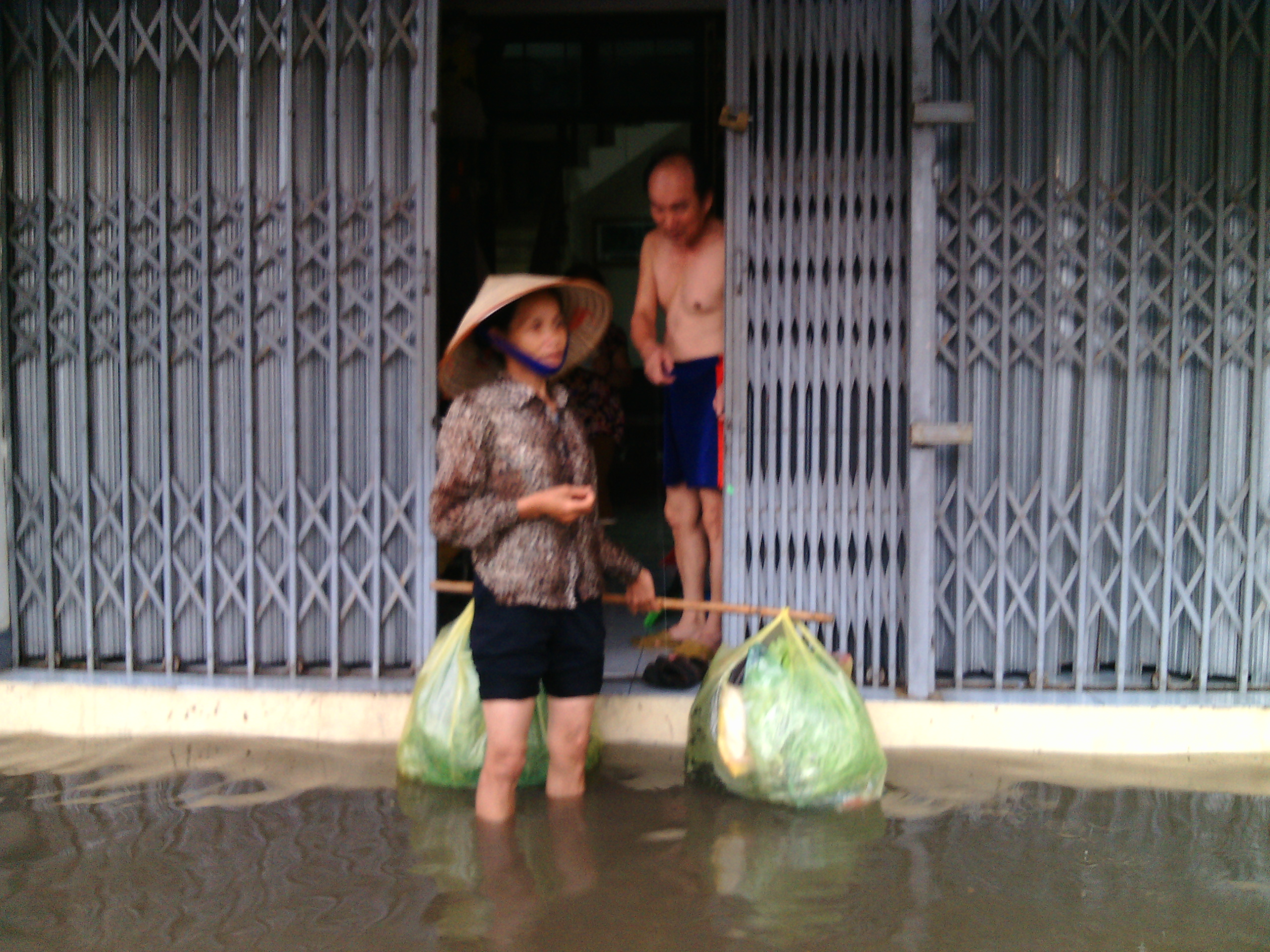 Tin tức - Chùm ảnh: Mưa lớn, dân Hà Nội bì bõm đi chợ trong biển nước (Hình 14).