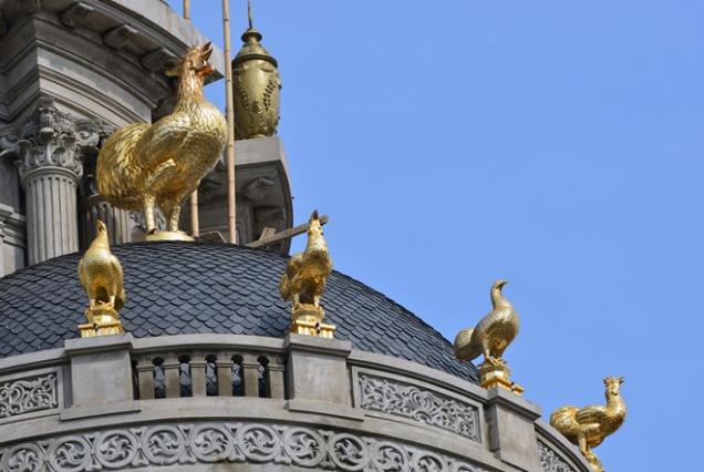 Lâu đài gắn 6 con gà dát vàng của đại gia Cầu Giấy