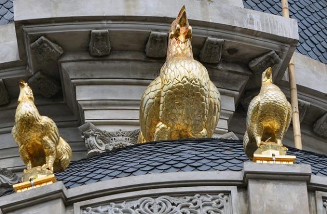 Lâu đài gắn 6 con gà dát vàng của đại gia Cầu Giấy