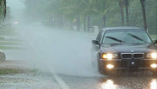 Tư vấn - 7 kinh nghiệm “cứu sống” bạn khi lái xe trời mưa bão (Hình 4).