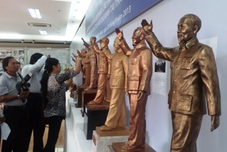 Chọn mẫu tượng đài Chủ tịch Hồ Chí Minh mang vẻ thanh cao, giản ị