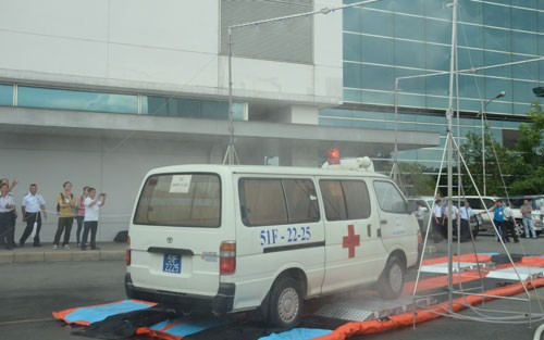 Bộ Y tế diễn tập phòng chống Ebola tại sân bay Tân Sơn Nhất