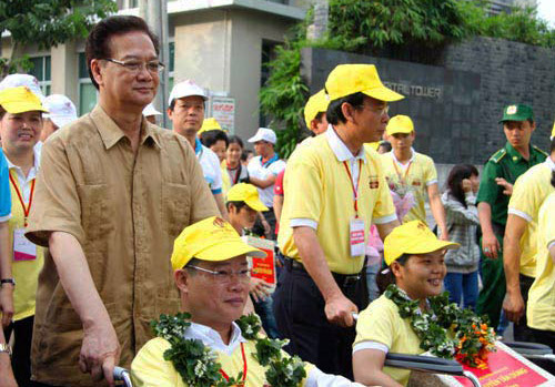  - Thủ tướng Nguyễn Tấn Dũng đi bộ vì người khuyết tật