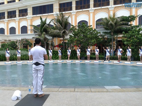  - Dàn người đẹp Hoa hậu Đại dương khoe dáng chuẩn tập Yoga (Hình 2).