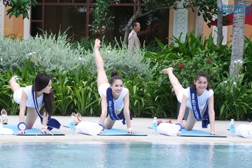  - Dàn người đẹp Hoa hậu Đại dương khoe dáng chuẩn tập Yoga (Hình 4).