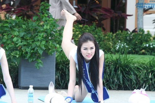  - Dàn người đẹp Hoa hậu Đại dương khoe dáng chuẩn tập Yoga (Hình 7).
