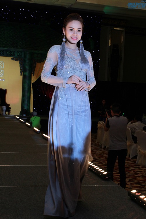  - Người đẹp Hoa hậu Đại dương diện áo dài khoe dáng chuẩn (Hình 5).