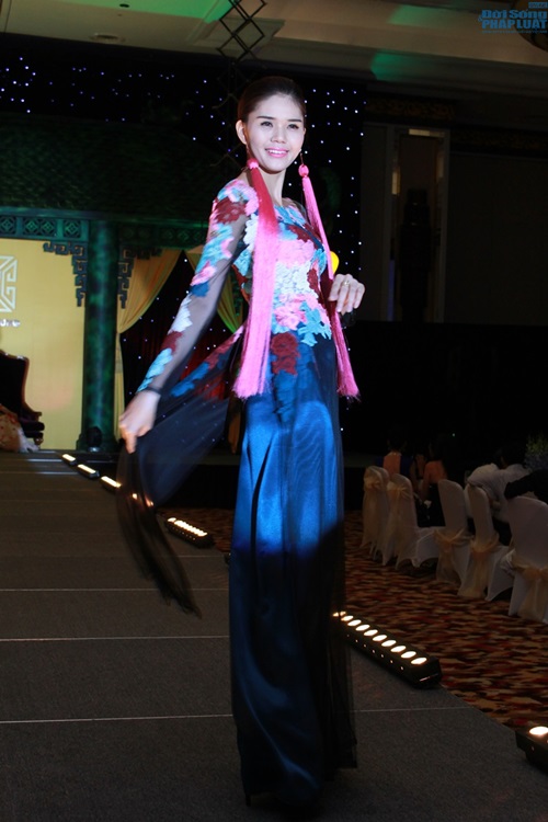  - Người đẹp Hoa hậu Đại dương diện áo dài khoe dáng chuẩn (Hình 15).