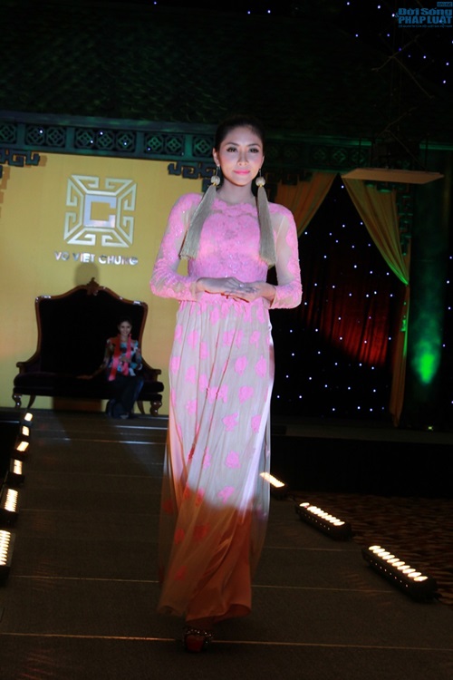  - Người đẹp Hoa hậu Đại dương diện áo dài khoe dáng chuẩn (Hình 16).