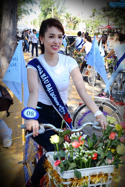  - Người đẹp Hoa hậu Đại dương rạng rỡ đạp xe trên phố (Hình 4).