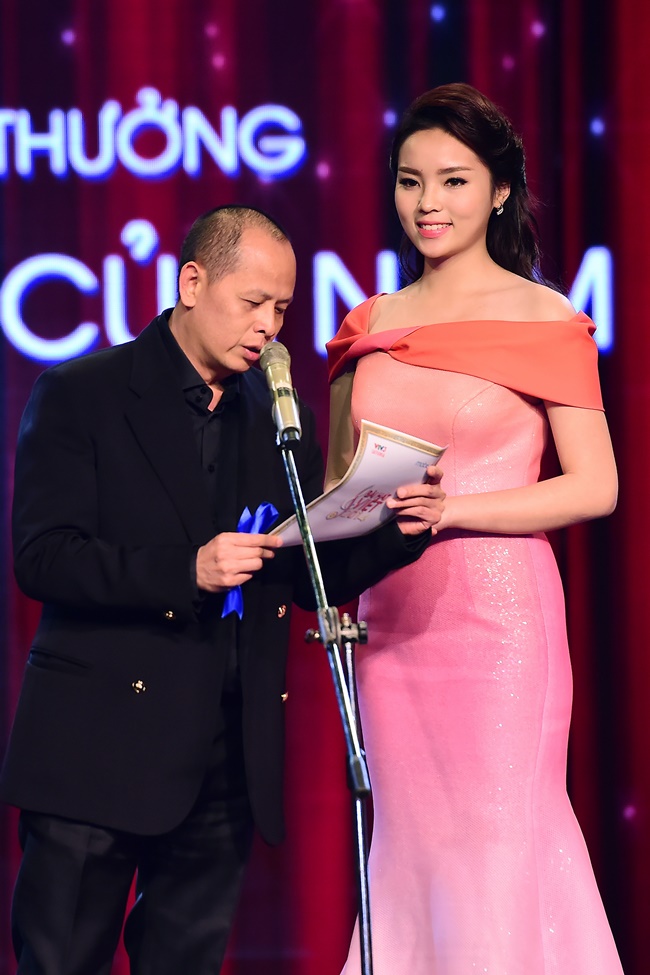 Chuyện làng sao - Hoa hậu Kỳ Duyên mặt cứng đơ tại Chung kết Bài hát Việt 2014 (Hình 6).