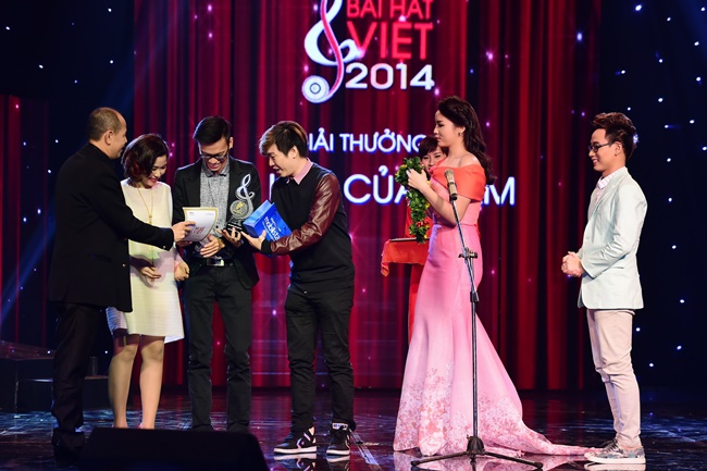 Chuyện làng sao - Hoa hậu Kỳ Duyên mặt cứng đơ tại Chung kết Bài hát Việt 2014 (Hình 8).