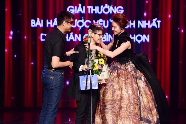 Chuyện làng sao - Hoa hậu Kỳ Duyên mặt cứng đơ tại Chung kết Bài hát Việt 2014 (Hình 18).