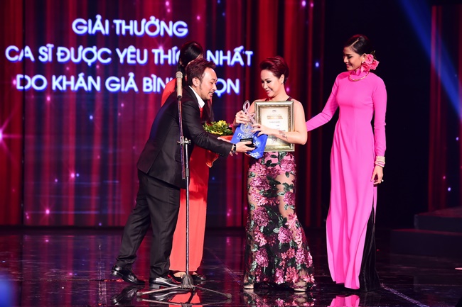 Chuyện làng sao - Hoa hậu Kỳ Duyên mặt cứng đơ tại Chung kết Bài hát Việt 2014 (Hình 13).