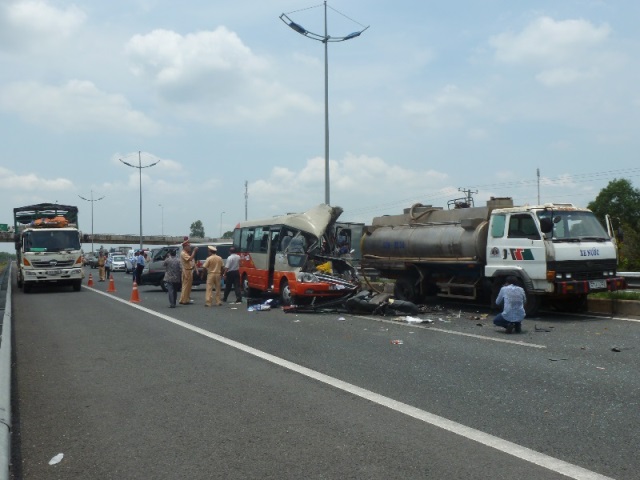 Tin tức - Ảnh: Hiện trường vụ tai nạn thảm khốc trên cao tốc Trung Lương