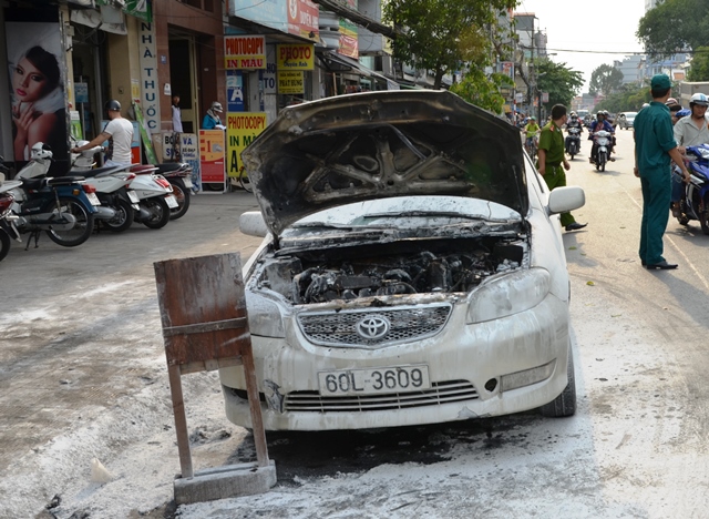 Tin tức - Xe ô tô bốc cháy trên đường, nhiều người tháo chạy