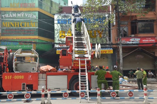  - Cảnh sát dùng xe thang giải cứu người bị ngạt, mắc kẹt đám cháy