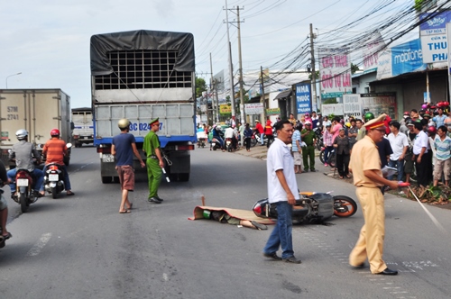 Đồng Nai: Xe tải cán chết nam sinh viên trước cổng bệnh viện