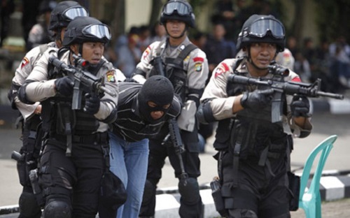 Tin thế giới - Thêm 5 nghi phạm khủng bố bị lực lượng cảnh sát Indonesia bắt
