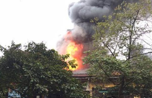 Tin trong nước - Hà Nội: Khống chế đám cháy lớn tại khu nhà cũ ở Phùng Hưng
