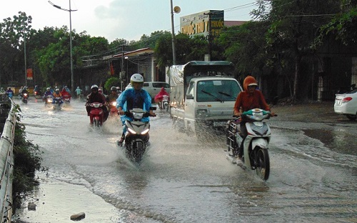 Tin trong nước - Mưa lớn, nhiều tuyến phố Hà Nội ngập nước (Hình 2).