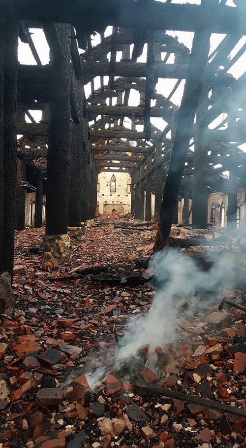 Tin trong nước - Nam Định: Hiện trường ngôi nhà thờ cổ 130 tuổi bị lửa thiêu rụi (Hình 2).