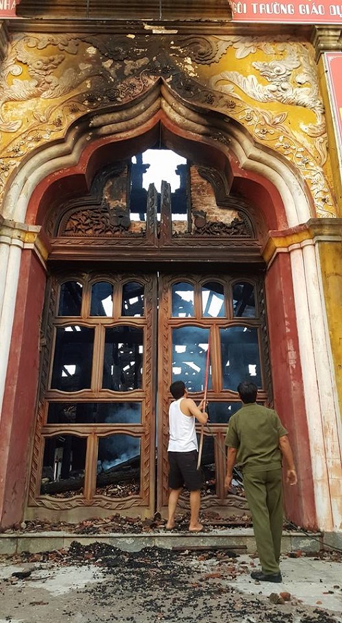 Tin trong nước - Nam Định: Hiện trường ngôi nhà thờ cổ 130 tuổi bị lửa thiêu rụi (Hình 7).