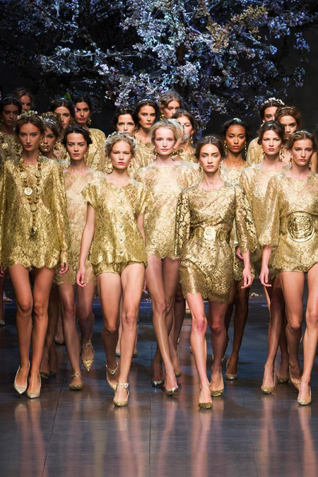Xu hướng trang phục sắc vàng ánh kim năm 2014